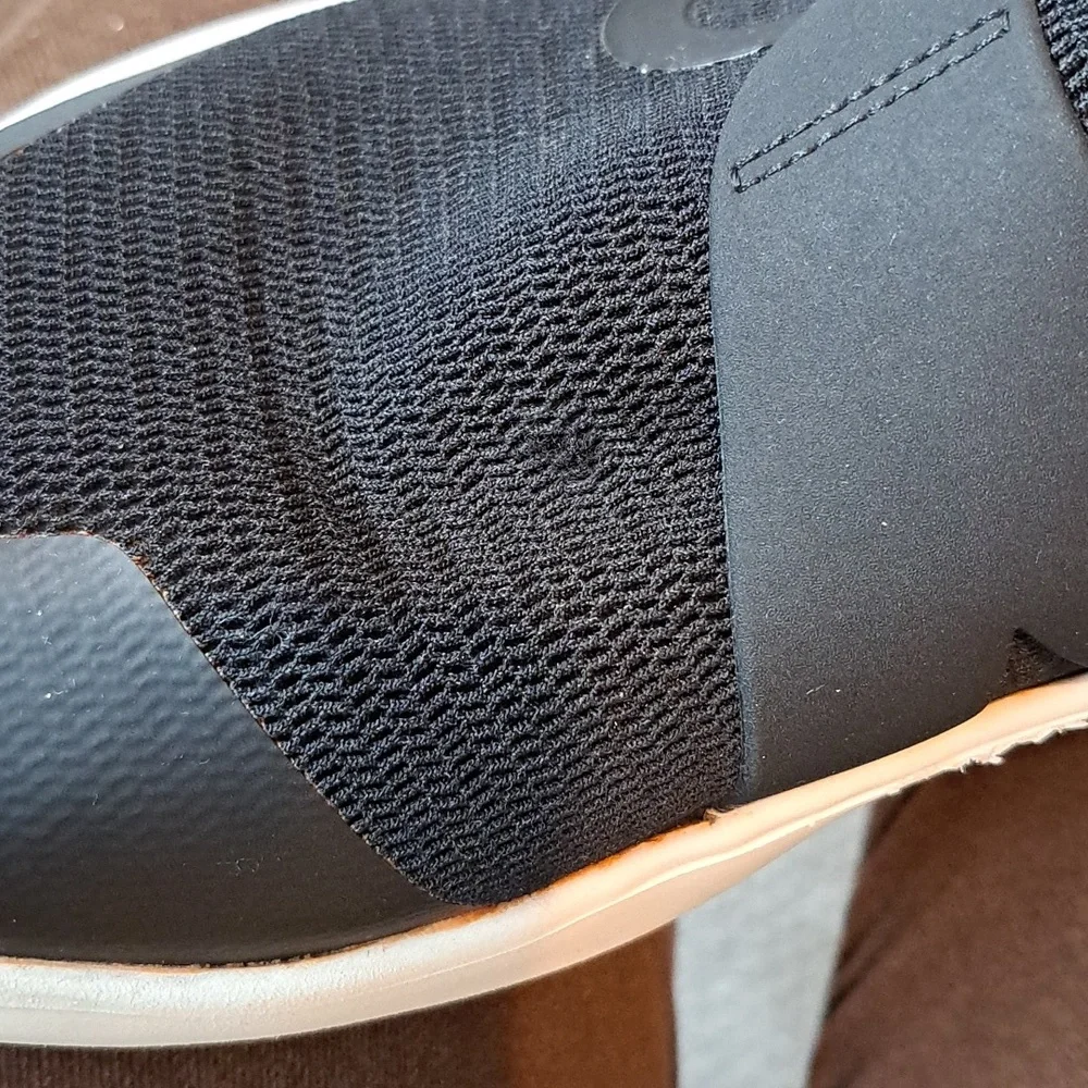 LIKE NEW Oofos 00mg Low Shoe (Black/White)